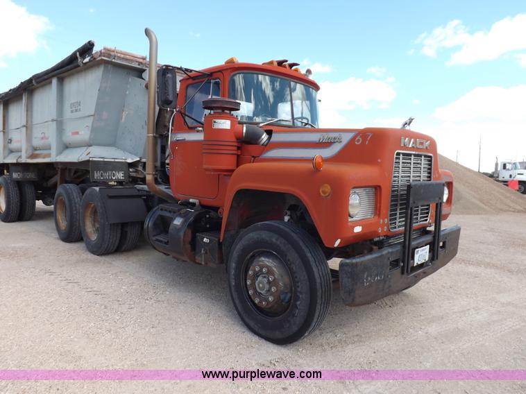 image for item H9070 1988 Mack R688ST semi truck