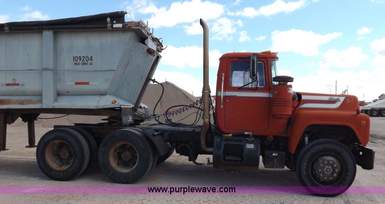 image for item H9070 1988 Mack R688ST semi truck