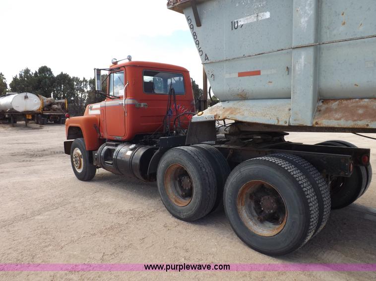 image for item H9070 1988 Mack R688ST semi truck