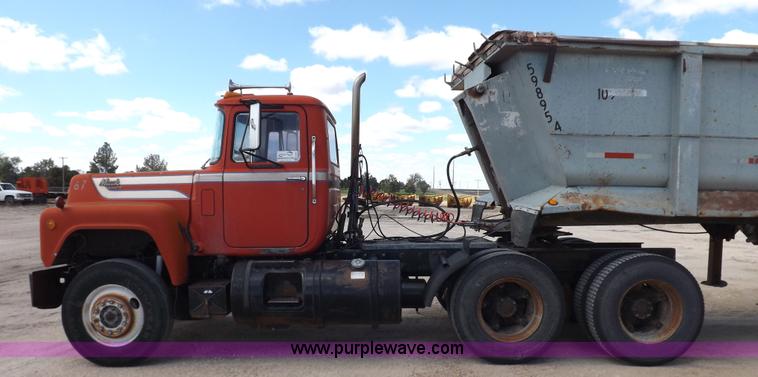 image for item H9070 1988 Mack R688ST semi truck