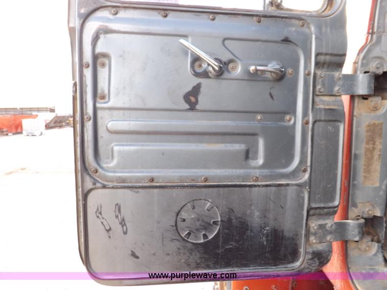 image for item H9070 1988 Mack R688ST semi truck