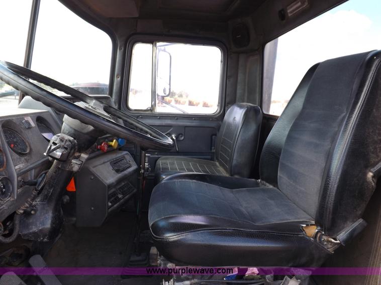 image for item H9070 1988 Mack R688ST semi truck