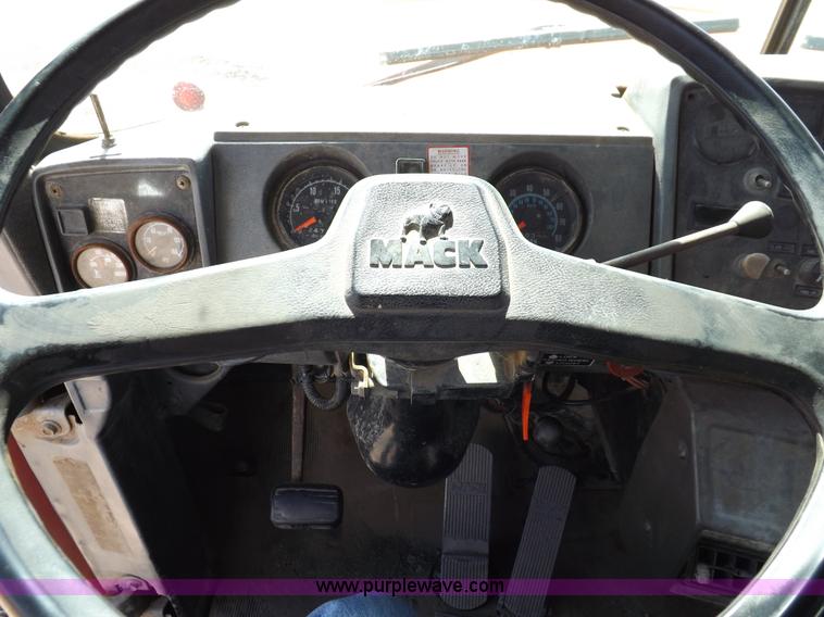 image for item H9070 1988 Mack R688ST semi truck