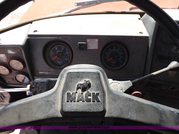 image for item H9070 1988 Mack R688ST semi truck