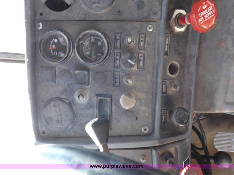 image for item H9070 1988 Mack R688ST semi truck