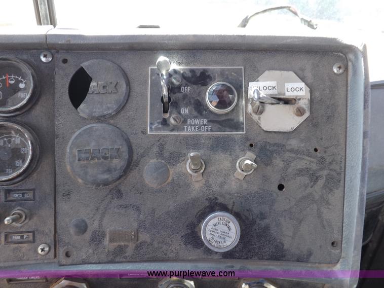 image for item H9070 1988 Mack R688ST semi truck