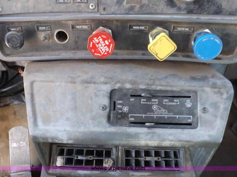 image for item H9070 1988 Mack R688ST semi truck