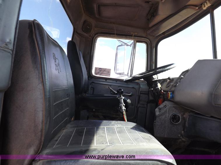 image for item H9070 1988 Mack R688ST semi truck