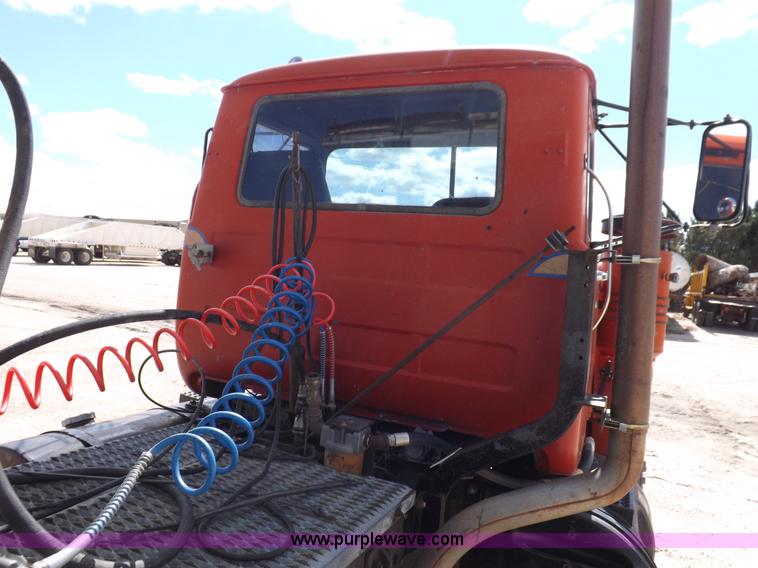 image for item H9070 1988 Mack R688ST semi truck