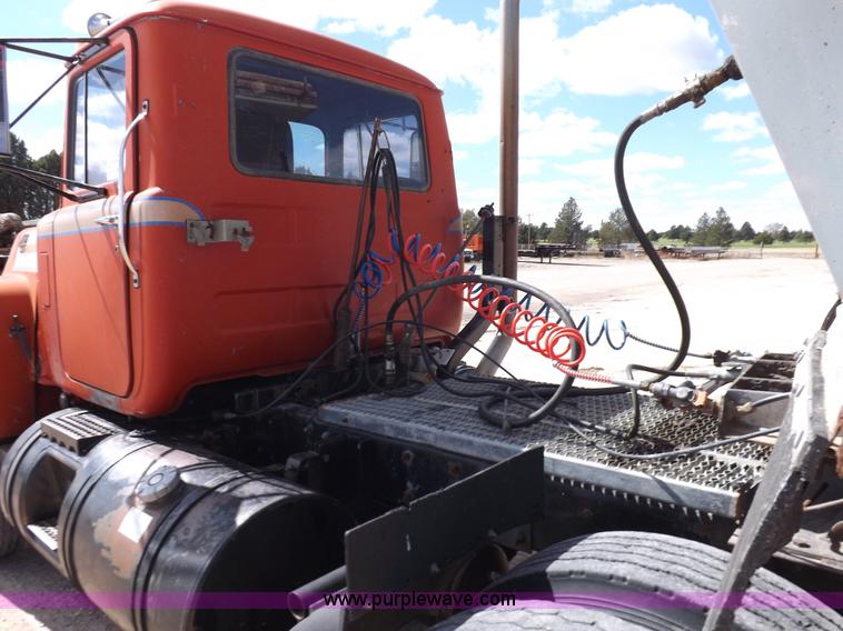 image for item H9070 1988 Mack R688ST semi truck