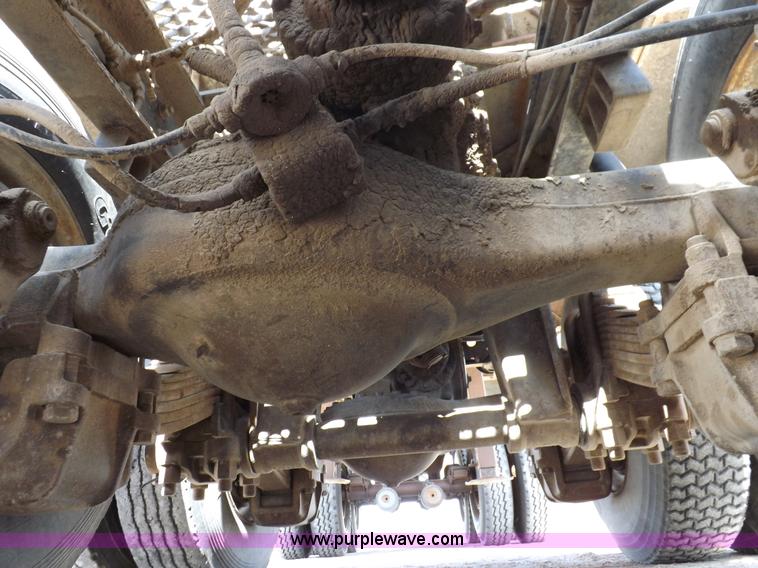 image for item H9070 1988 Mack R688ST semi truck