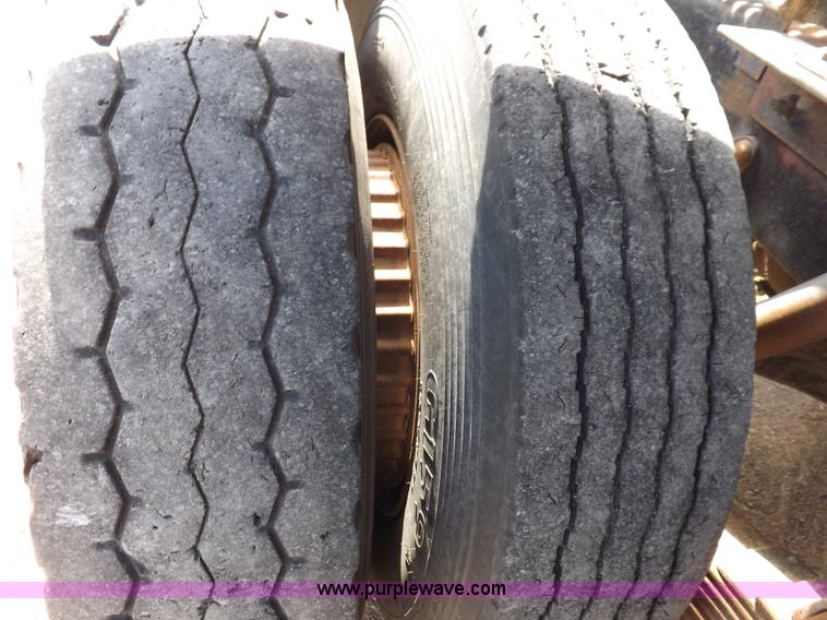 image for item H9070 1988 Mack R688ST semi truck