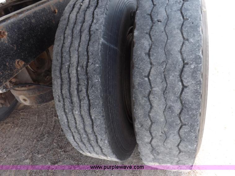 image for item H9070 1988 Mack R688ST semi truck