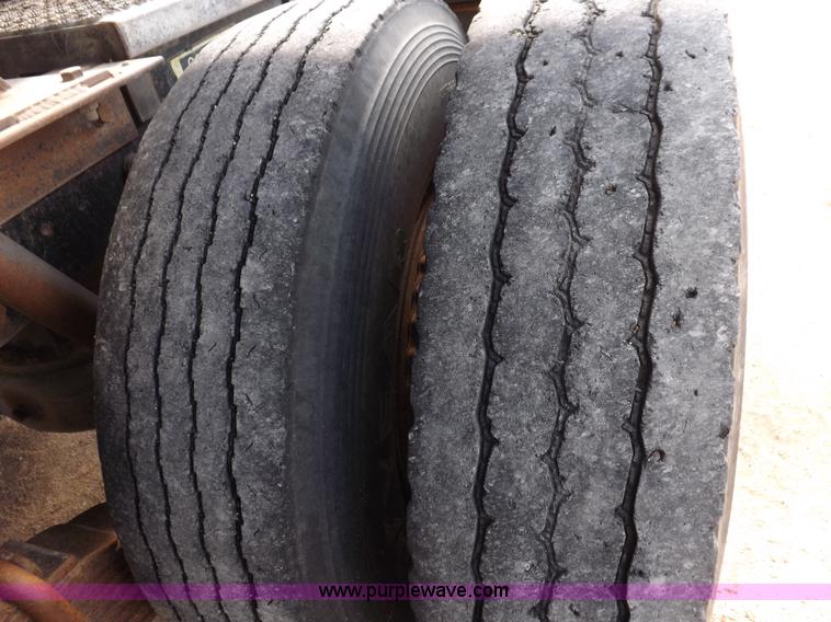 image for item H9070 1988 Mack R688ST semi truck