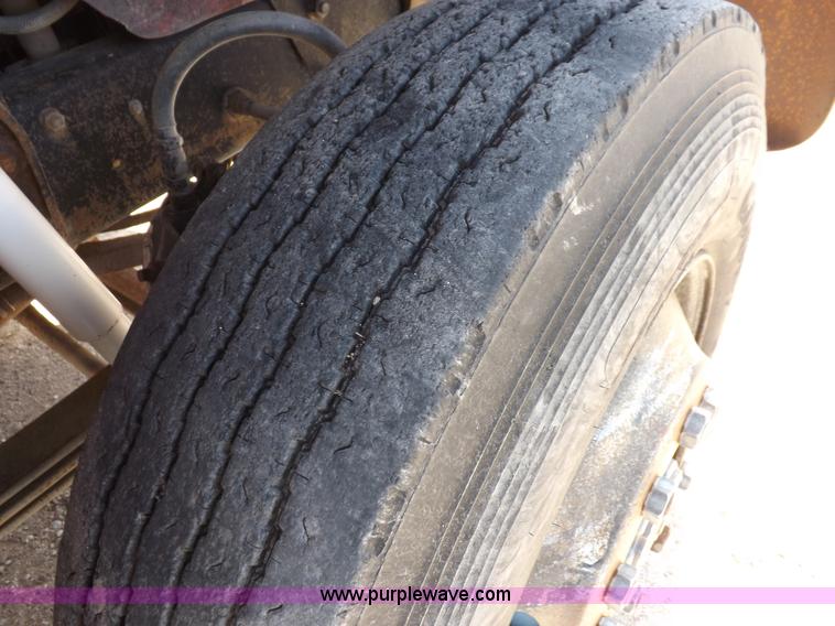 image for item H9070 1988 Mack R688ST semi truck