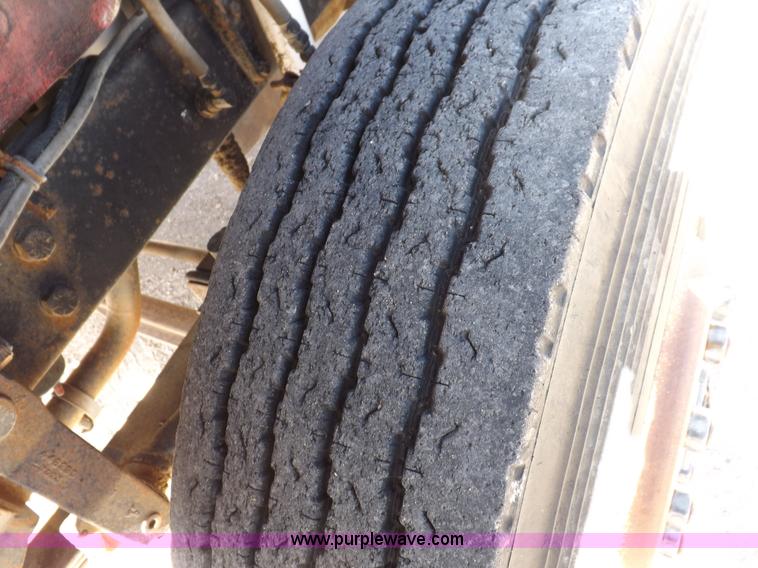 image for item H9070 1988 Mack R688ST semi truck