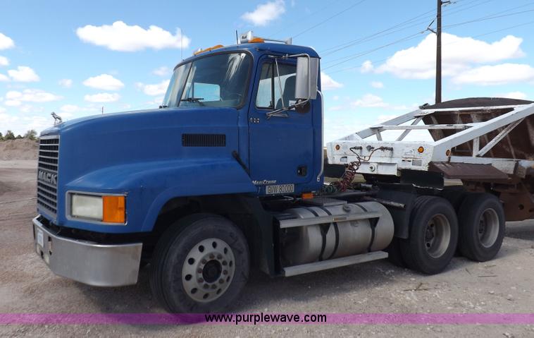 image for item H9071 2001 Mack CH613 semi truck