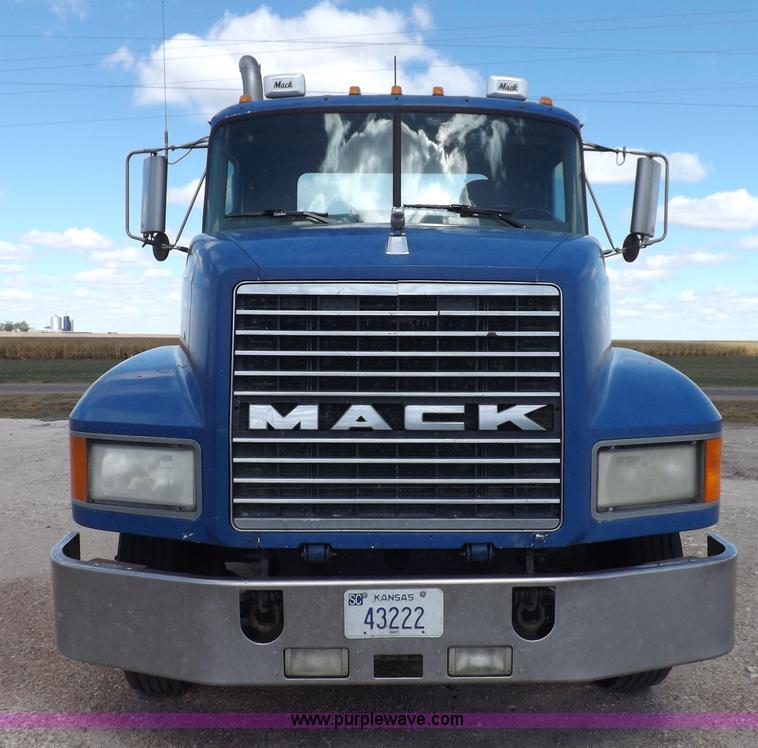 image for item H9071 2001 Mack CH613 semi truck