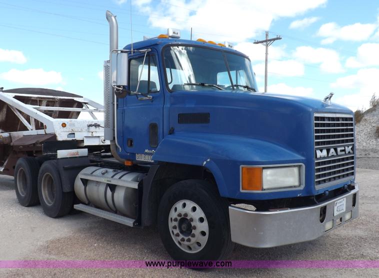 image for item H9071 2001 Mack CH613 semi truck