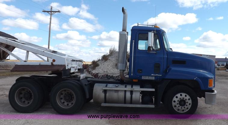 image for item H9071 2001 Mack CH613 semi truck