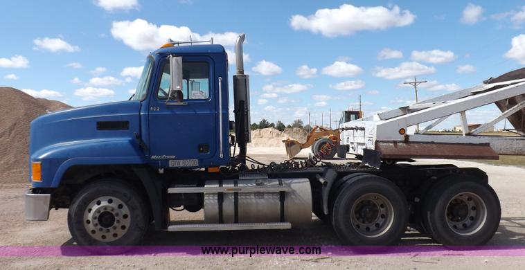 image for item H9071 2001 Mack CH613 semi truck