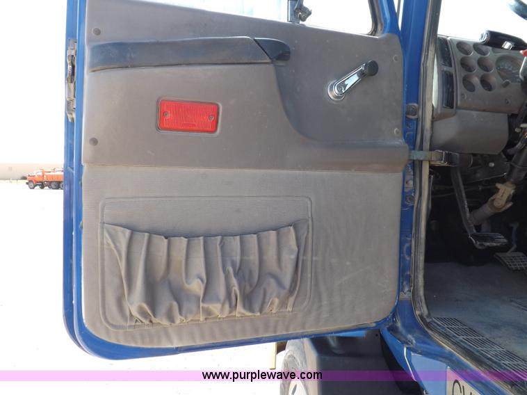 image for item H9071 2001 Mack CH613 semi truck