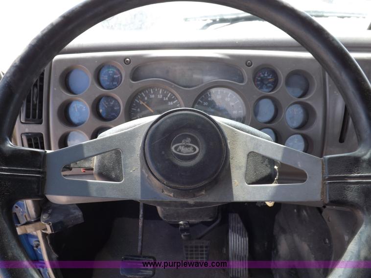 image for item H9071 2001 Mack CH613 semi truck