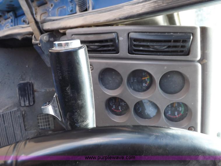 image for item H9071 2001 Mack CH613 semi truck