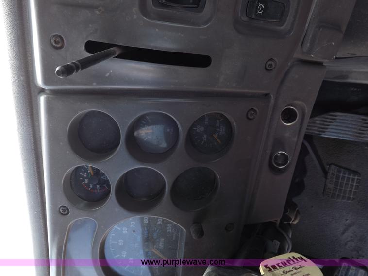 image for item H9071 2001 Mack CH613 semi truck