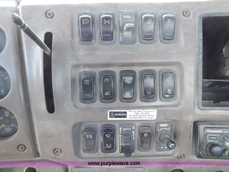 image for item H9071 2001 Mack CH613 semi truck