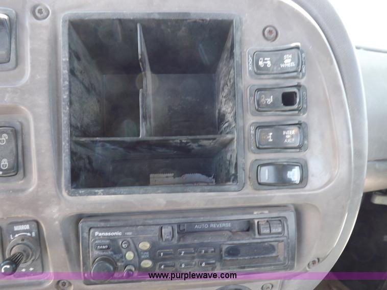 image for item H9071 2001 Mack CH613 semi truck