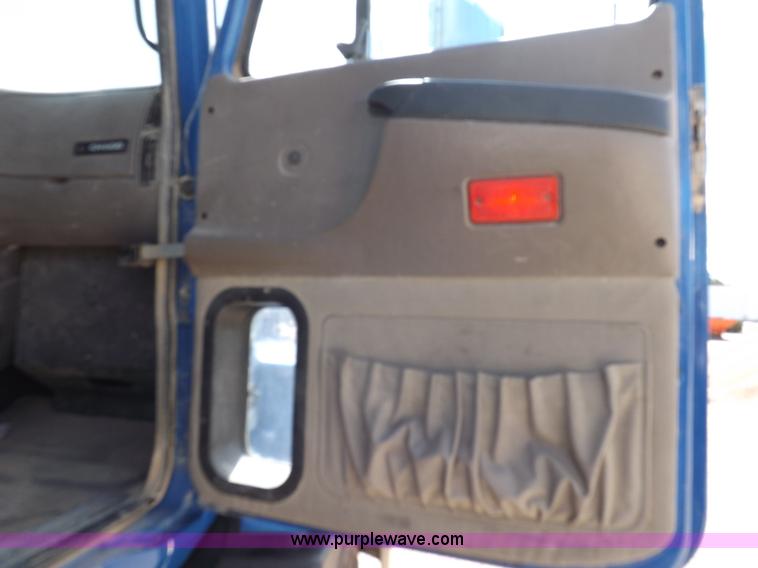 image for item H9071 2001 Mack CH613 semi truck