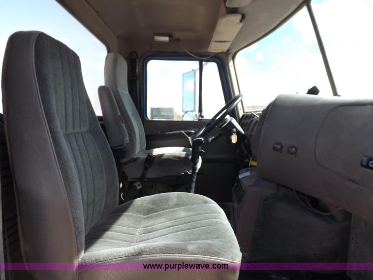 image for item H9071 2001 Mack CH613 semi truck