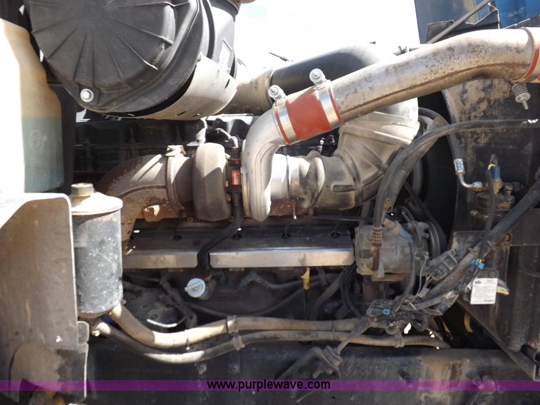 image for item H9071 2001 Mack CH613 semi truck