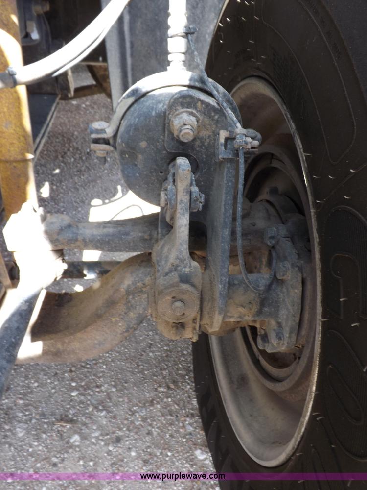 image for item H9071 2001 Mack CH613 semi truck