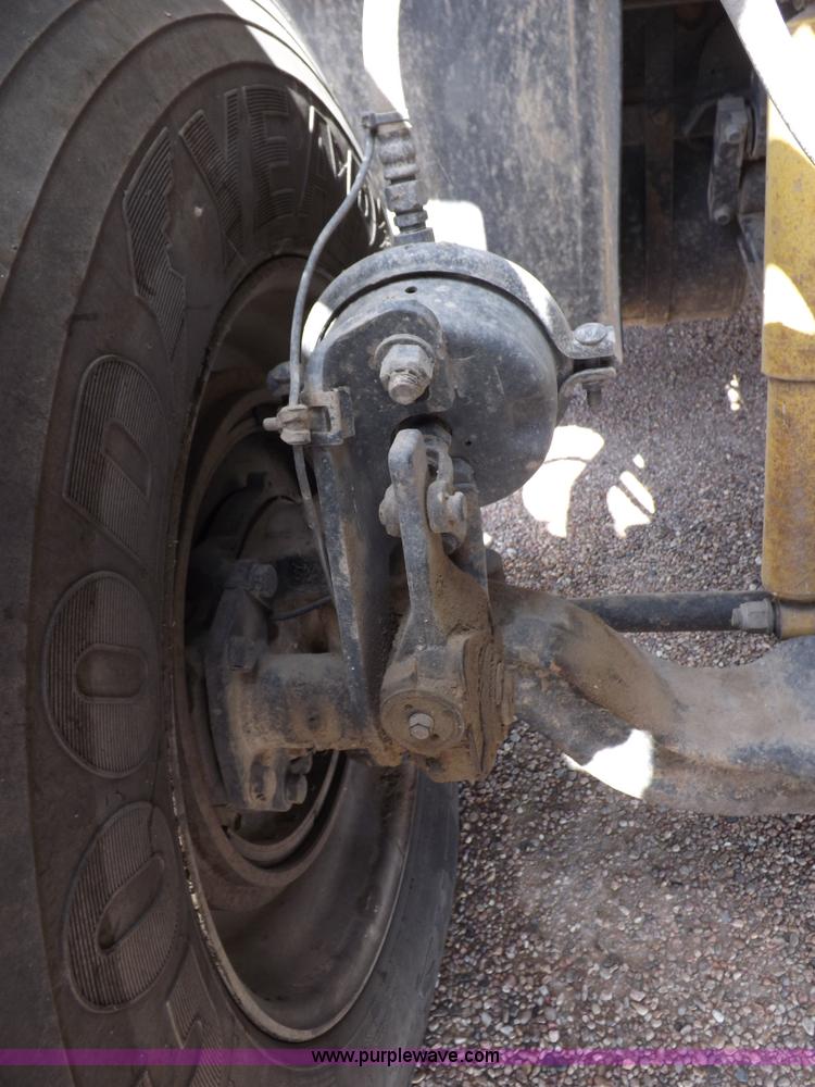 image for item H9071 2001 Mack CH613 semi truck