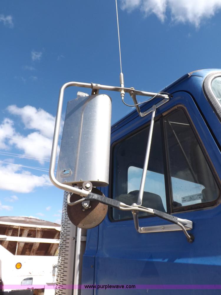 image for item H9071 2001 Mack CH613 semi truck