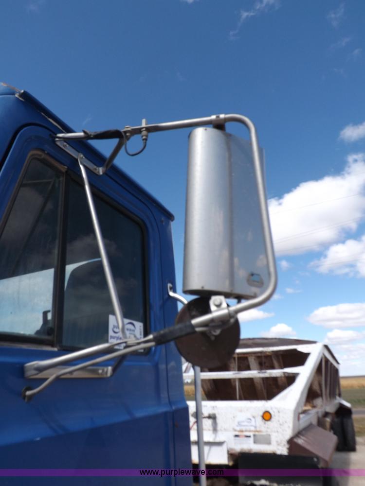 image for item H9071 2001 Mack CH613 semi truck