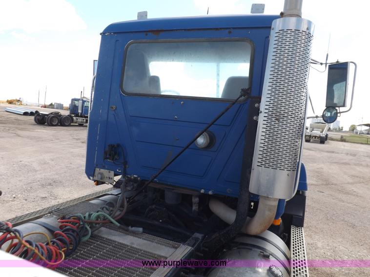 image for item H9071 2001 Mack CH613 semi truck