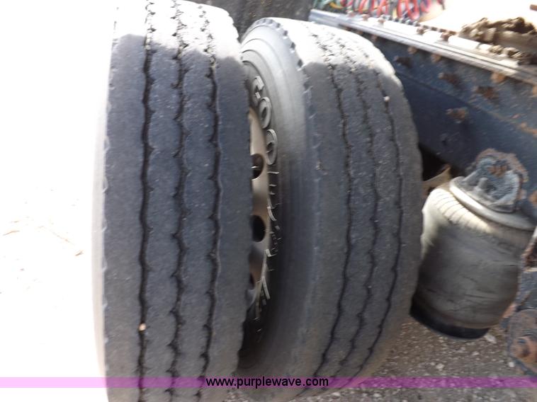 image for item H9071 2001 Mack CH613 semi truck