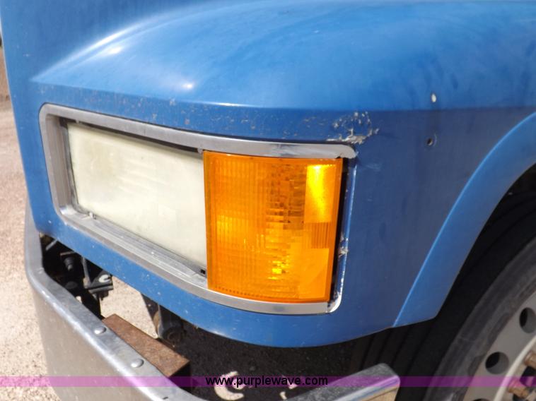 image for item H9071 2001 Mack CH613 semi truck