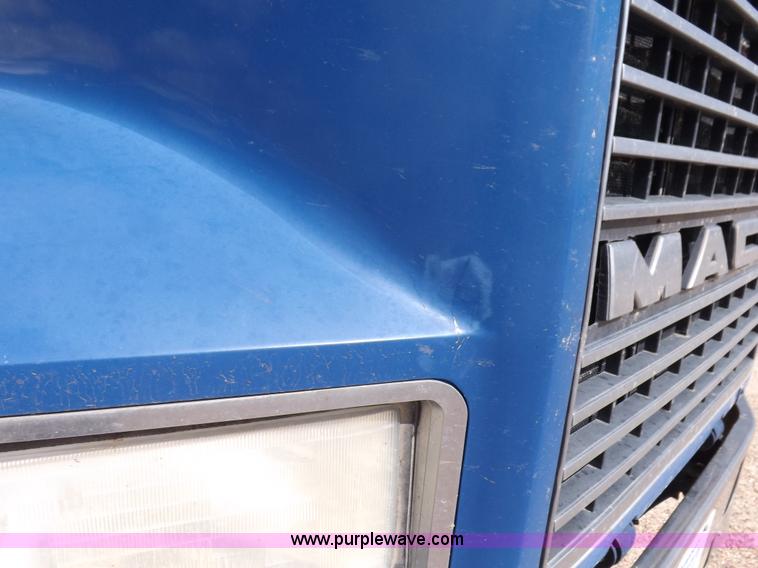 image for item H9071 2001 Mack CH613 semi truck