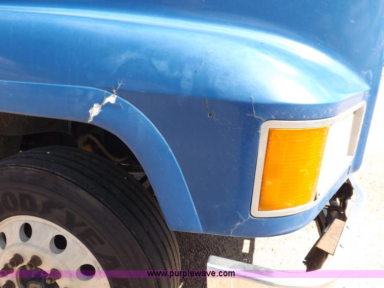 image for item H9071 2001 Mack CH613 semi truck