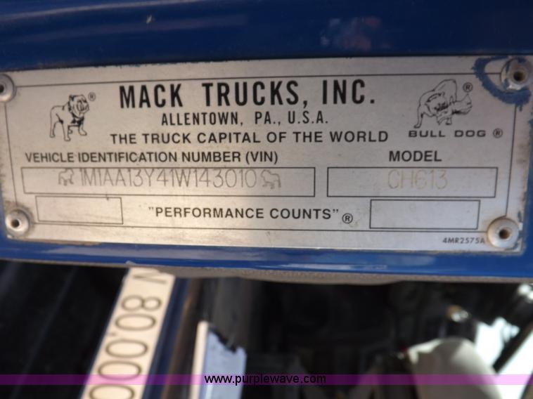 image for item H9071 2001 Mack CH613 semi truck