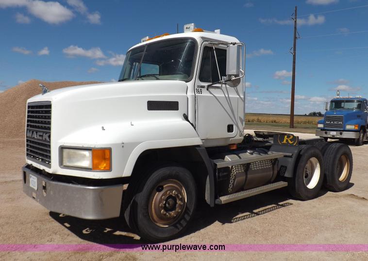 image for item H9072 2001 Mack CH613 semi truck