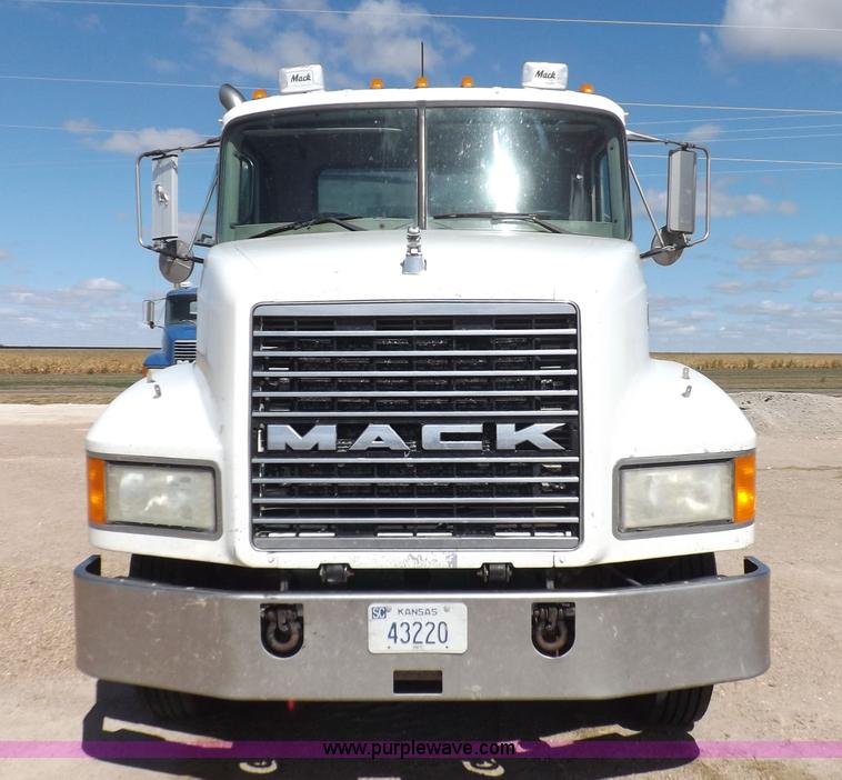 image for item H9072 2001 Mack CH613 semi truck