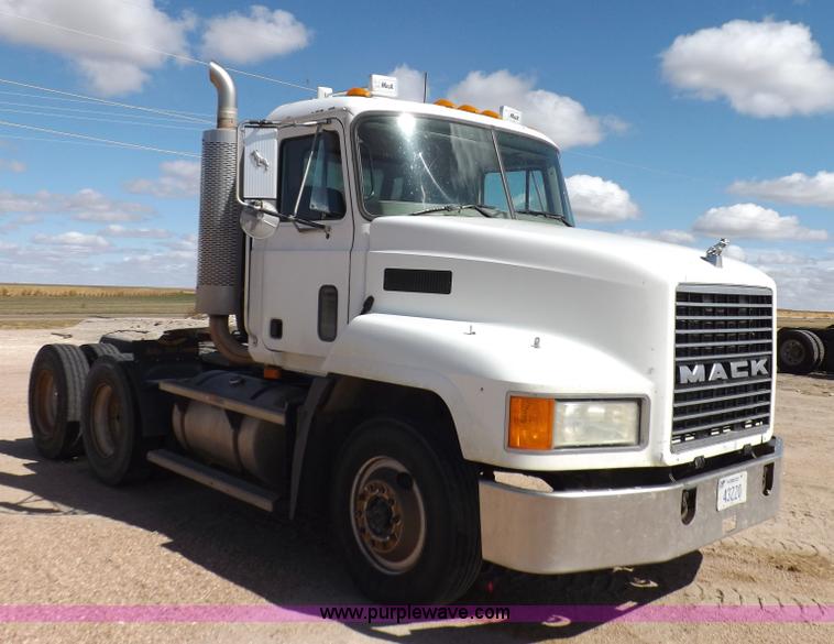 image for item H9072 2001 Mack CH613 semi truck