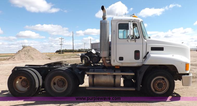 image for item H9072 2001 Mack CH613 semi truck