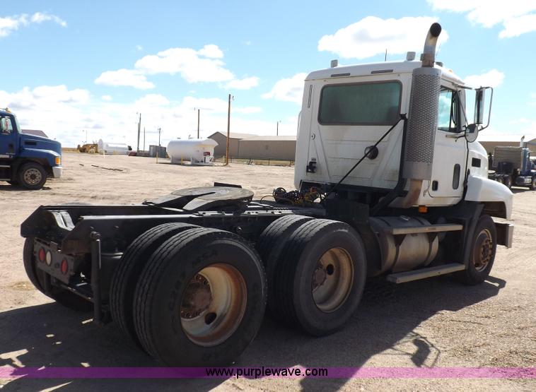 image for item H9072 2001 Mack CH613 semi truck