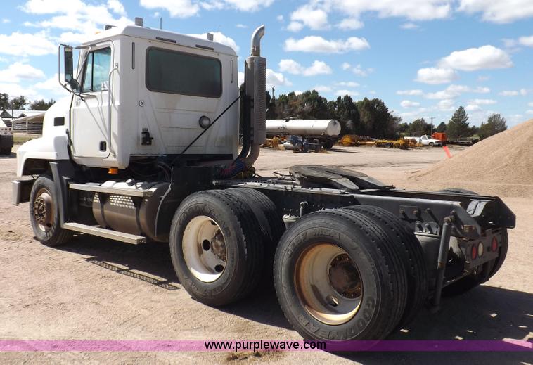 image for item H9072 2001 Mack CH613 semi truck